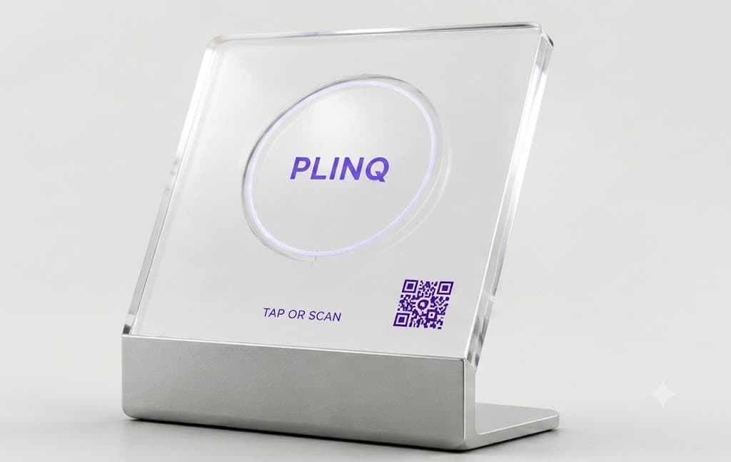 PLINQ Touchpoint — Acrylglas-Aufsteller mit beleuchtetem NFC-Ring, QR-Code und der Aufschrift Tap or Scan